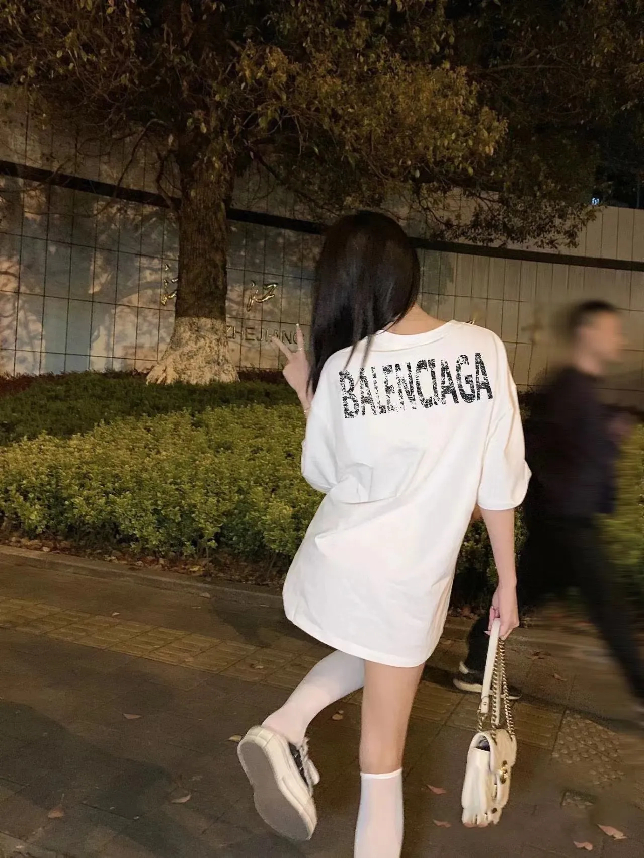 :301 240 ：Cream White，Black Sizes: S，M，L，XL